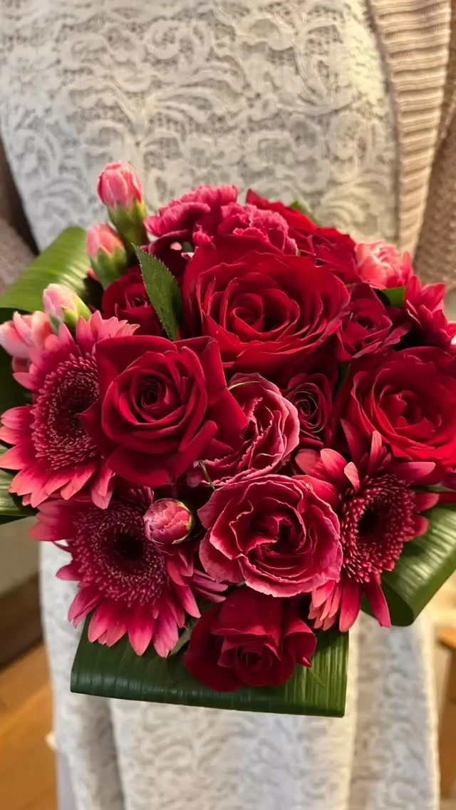 真っ赤なブーケ💐赤の濃淡でブーケレッスンをしました。