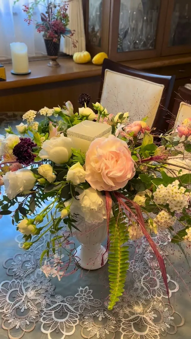 キャンドル🕯️アレンジを、季節感のある花材でレッスンしました...